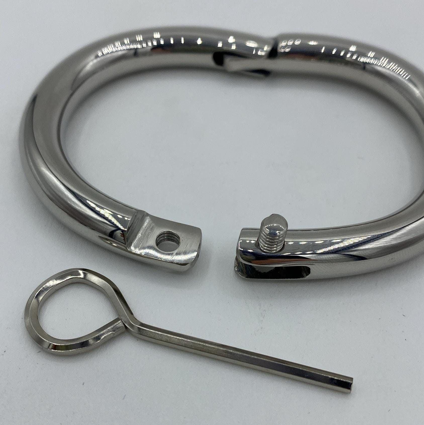 Set: handcuffs with hanging ring + key 5,8cm x 4,3 cm