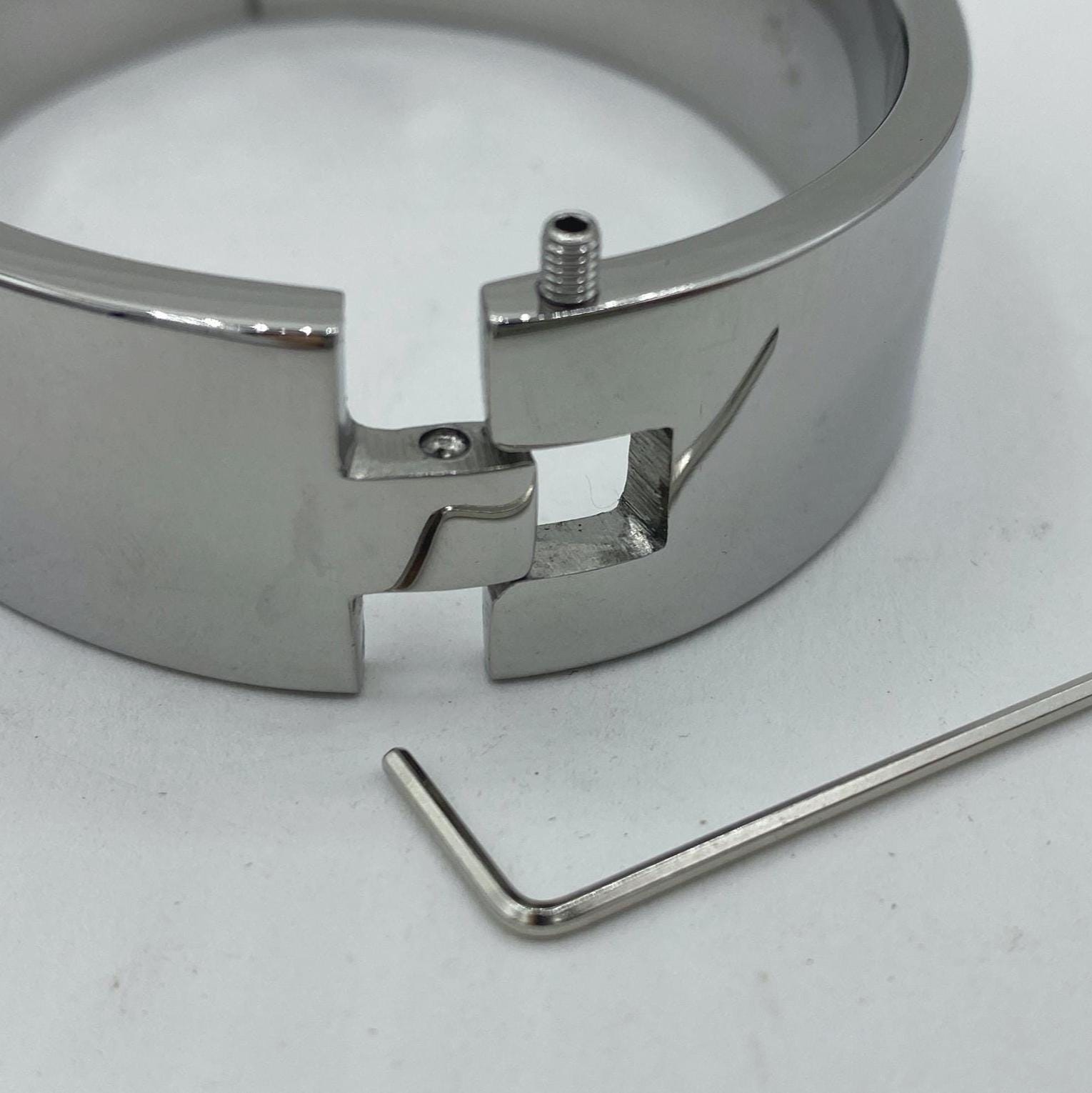 Wide stainless steel cuffs with removable ring Circumf.: 18,5cm