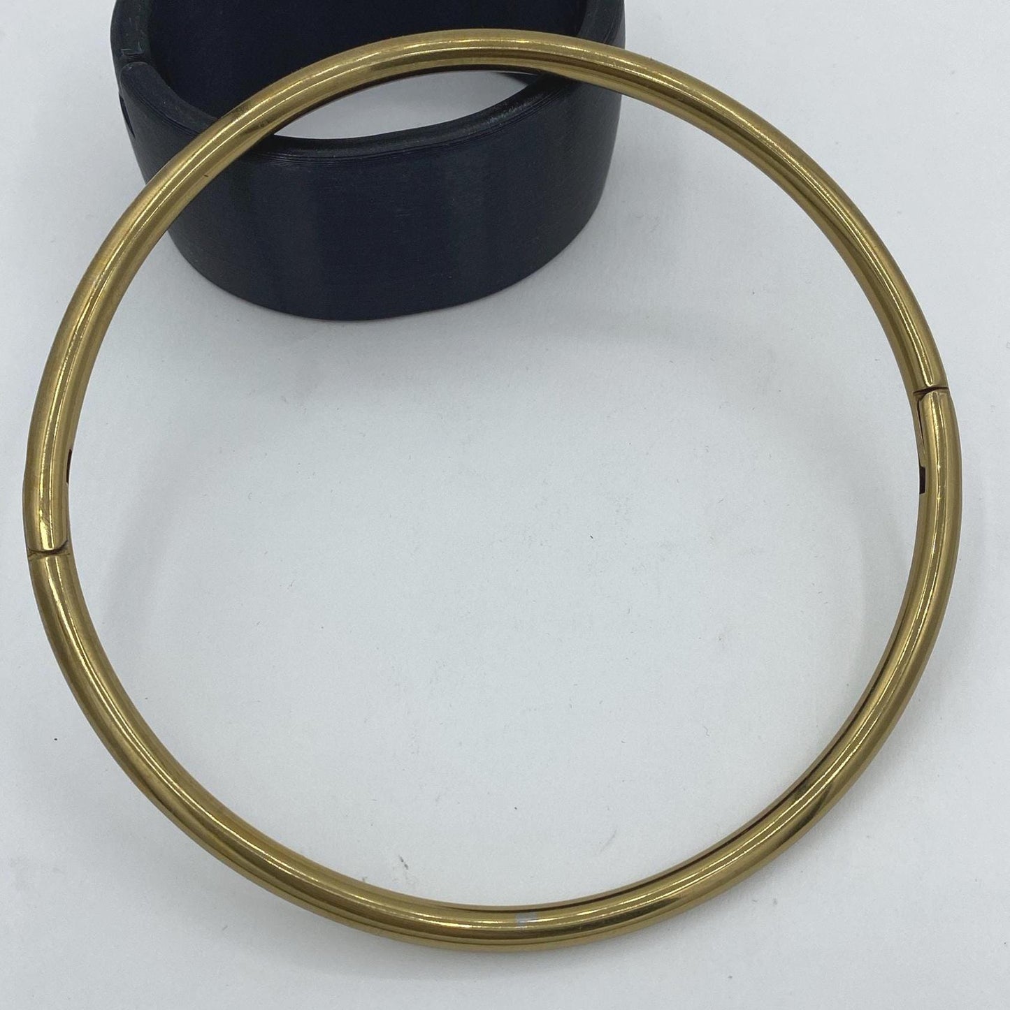 Gold steel collar 37,2cm circumf.