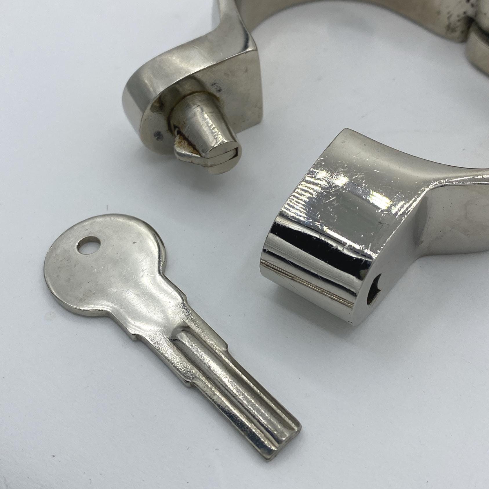 Heavy wide cuffs. Circumf.: 18cm