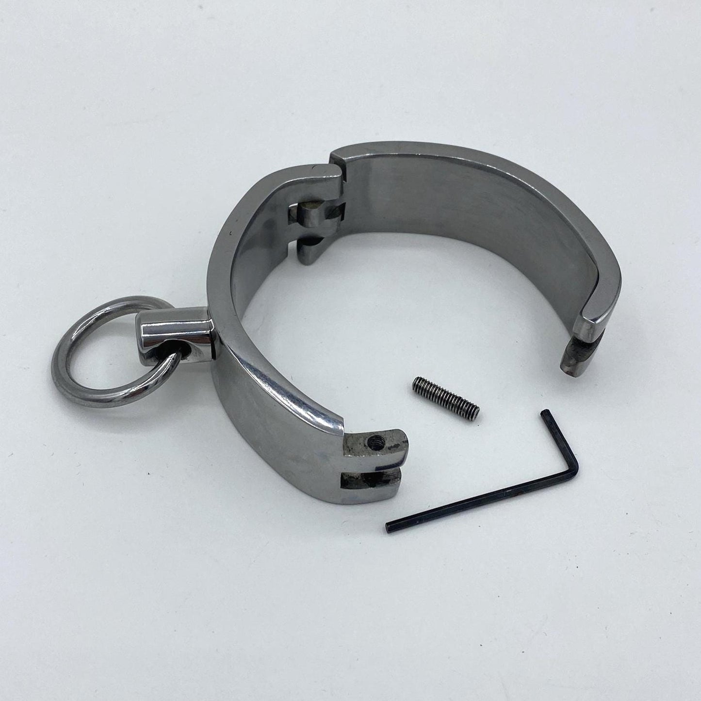 Wide stainless steel cuffs with rings. Ø: 6,5cm x 4,5cm