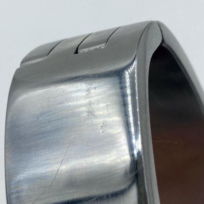 Wide stainless steel cuffs with rings. Ø: 6,5cm x 4,5cm