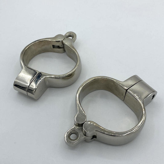 Heavy wide cuffs. Circumf.: 18cm