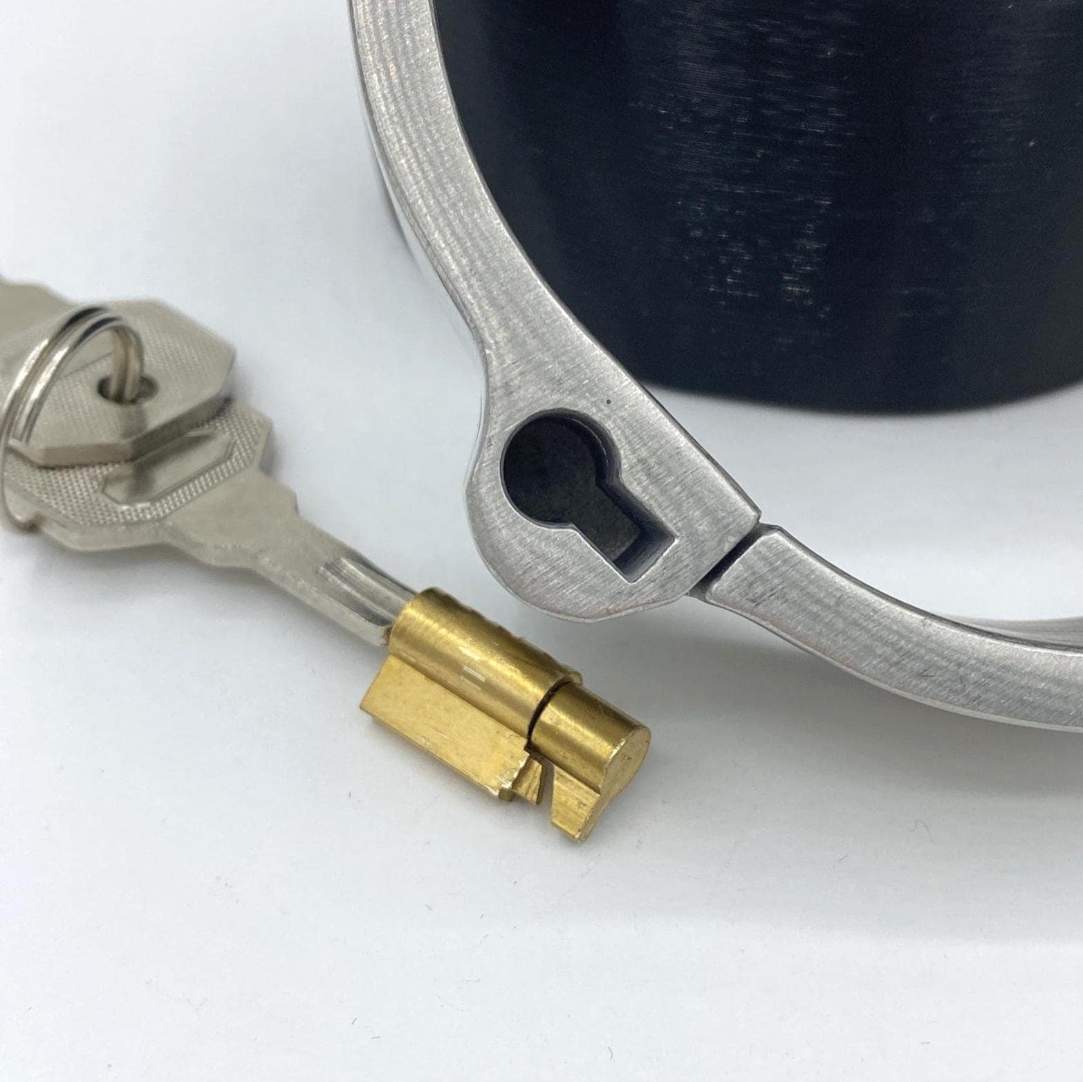Heavy wide cuffs with rings. Ø: 7,7cm x 6,5cm