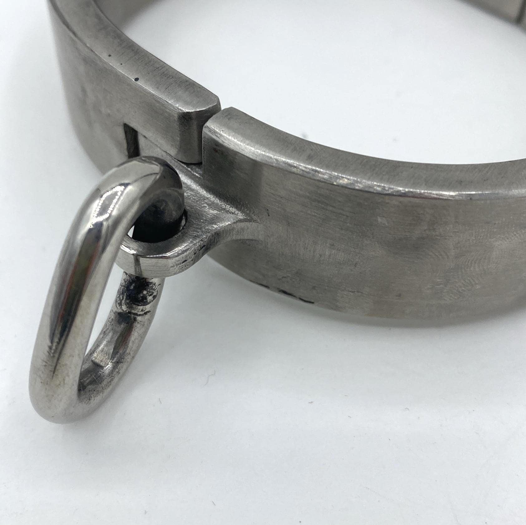 Heavy wide cuffs with rings. Ø: 7,7cm x 6,5cm
