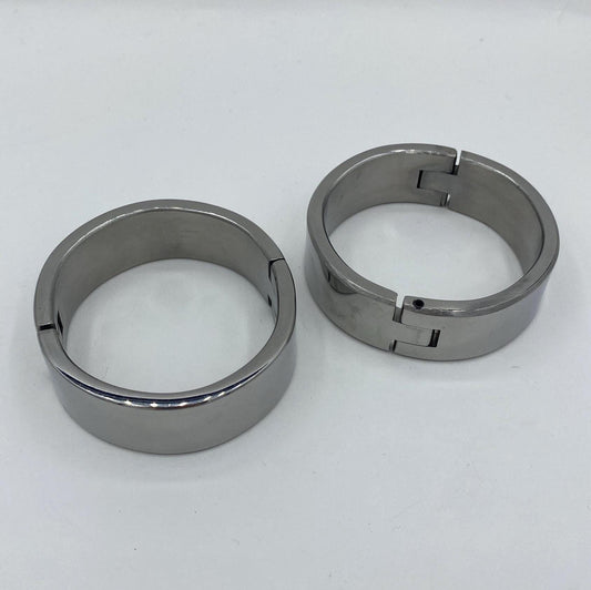 Wide stainless steel cuffs. Ø: 5,8cm x 5,3cm