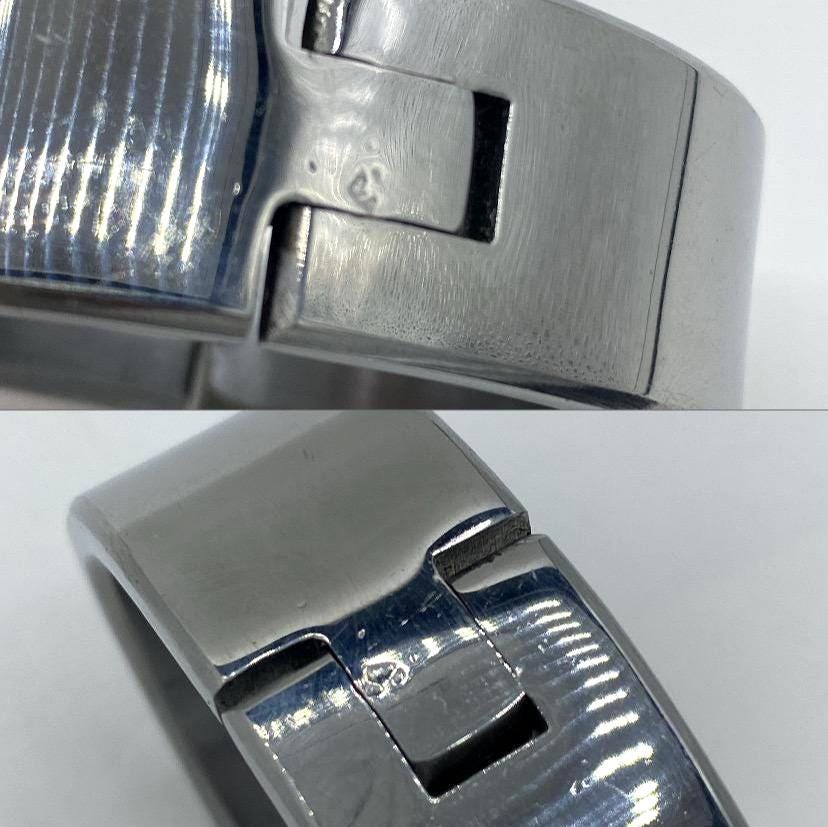 Wide stainless steel cuffs. Ø: 5,3cm x 4,3cm