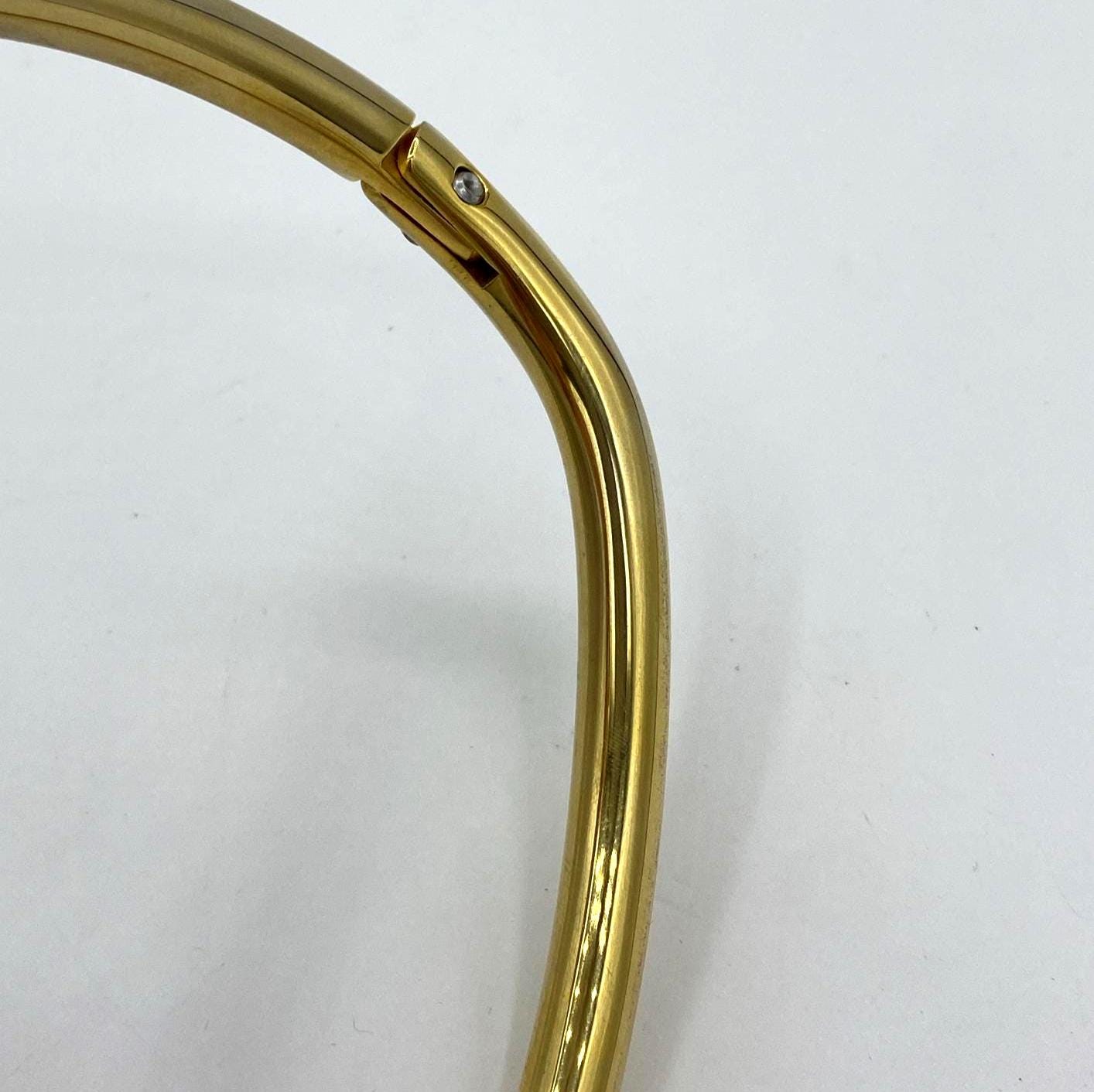Gold necklace with ring, curved shape Ø: 11cm x 12cm
