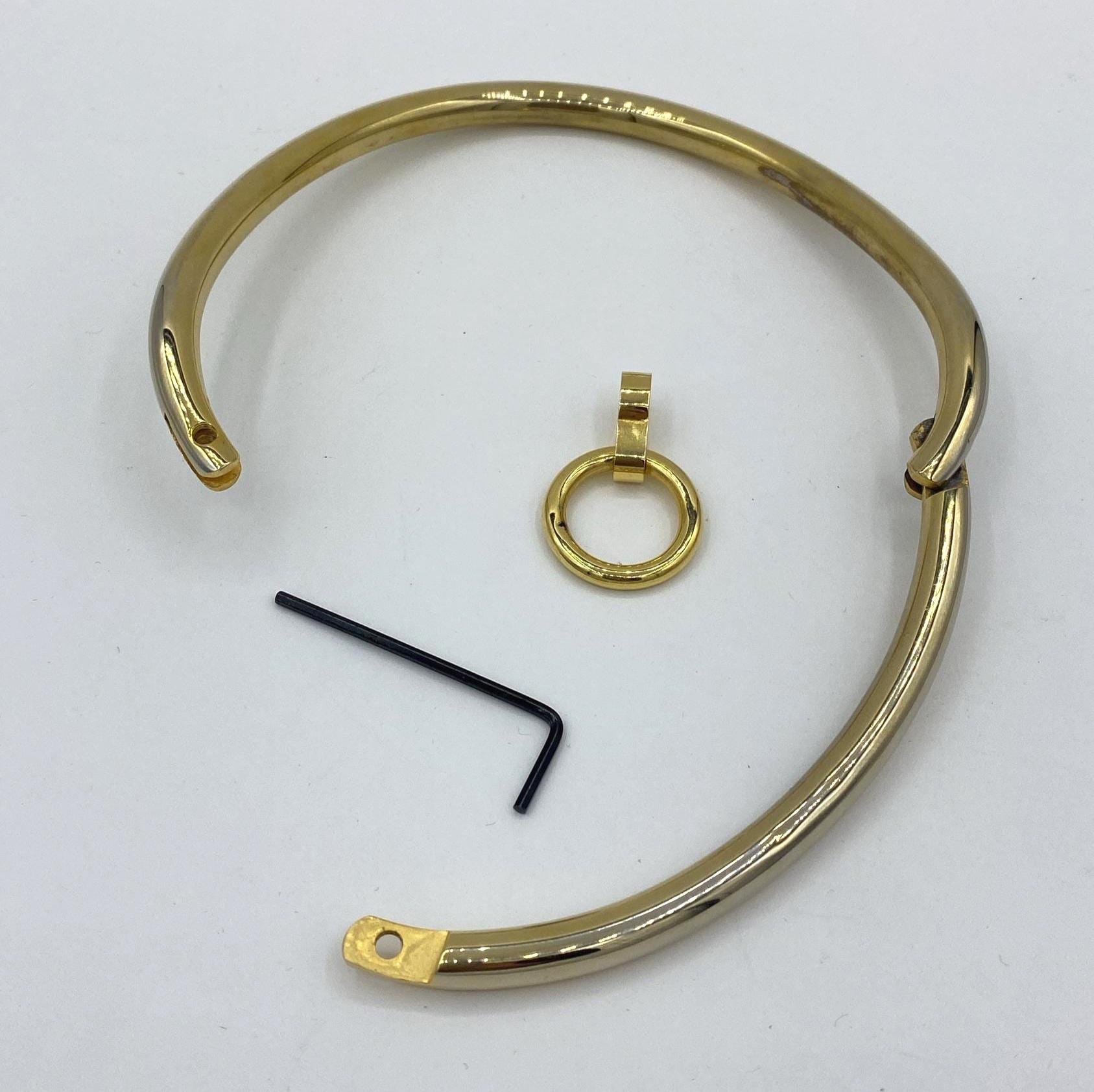 Gold necklace with ring, curved shape Ø: 11cm x 12cm