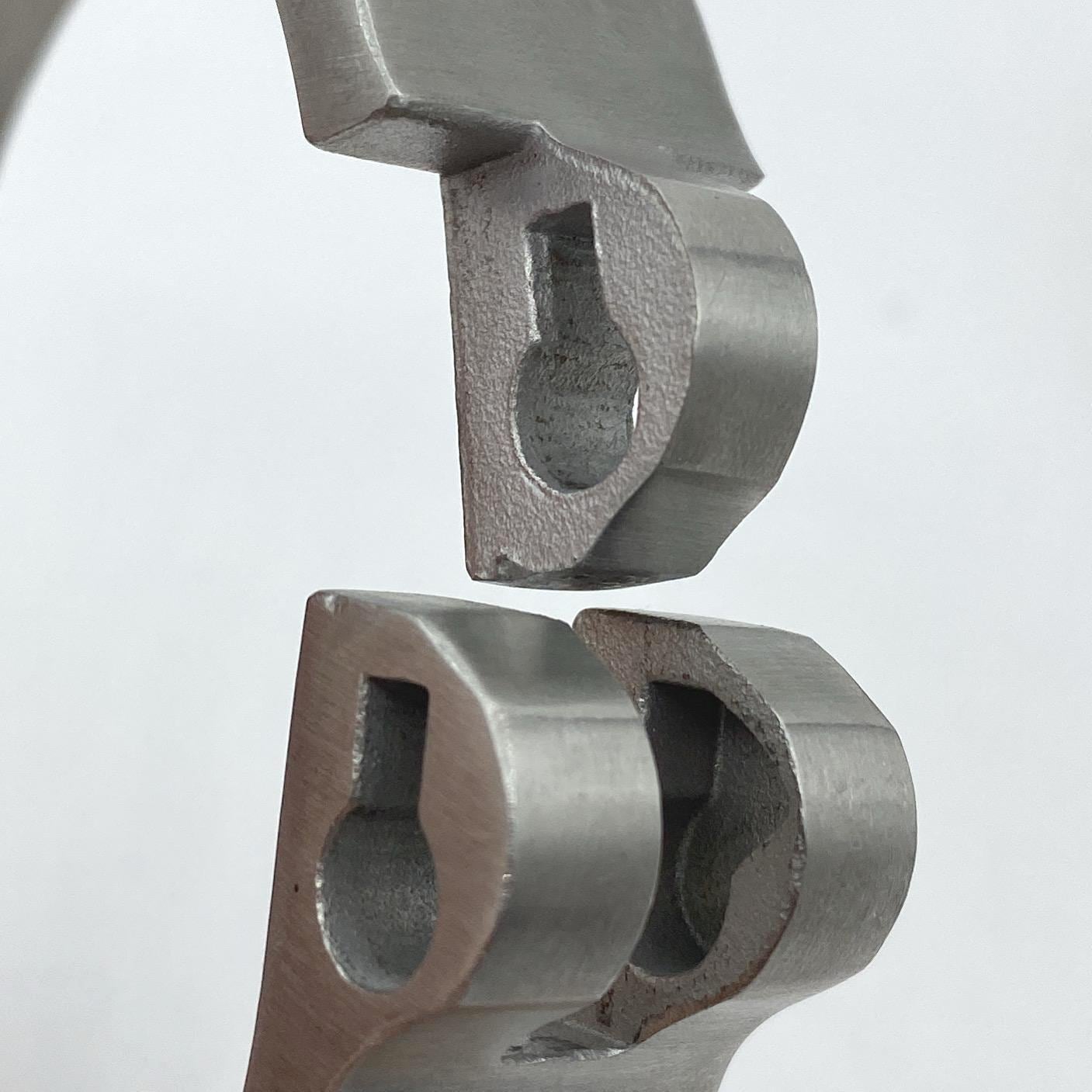 Heavy wide cuffs with rings. Ø: 7,7cm x 6,5cm