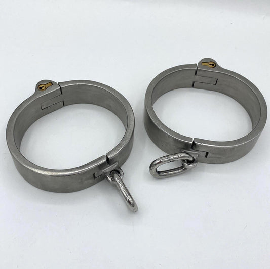 Heavy wide cuffs with rings. Ø: 7,7cm x 6,5cm