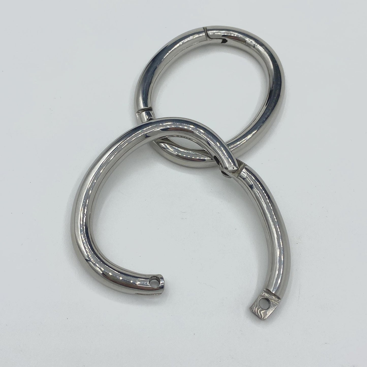 Silver handcuffs. Circumf. 15cm