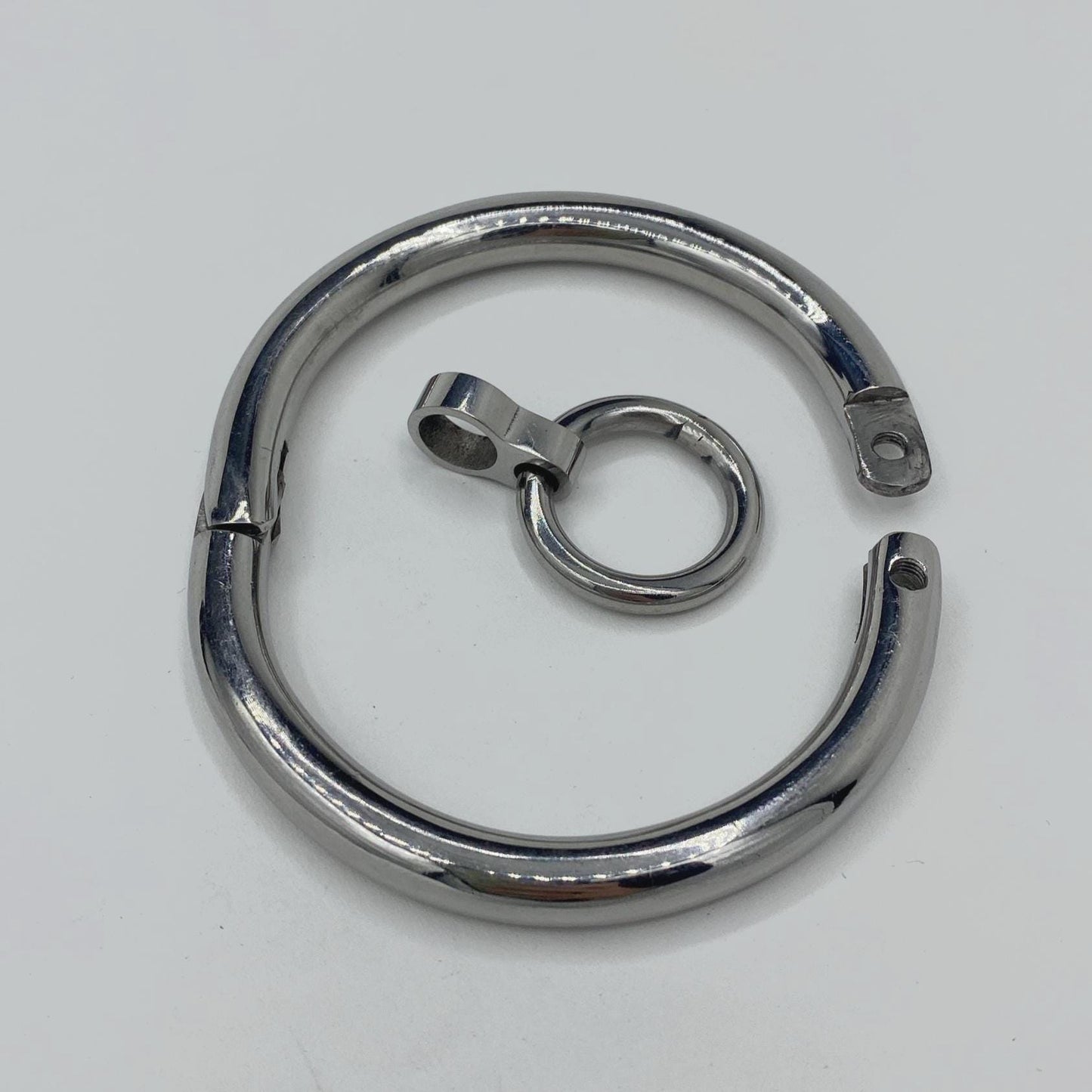 Handcuffs with hanging rings. Circumf. 19,3cm