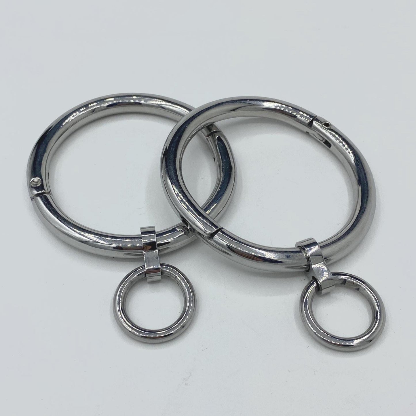 Handcuffs with hanging rings. Circumf. 19,3cm