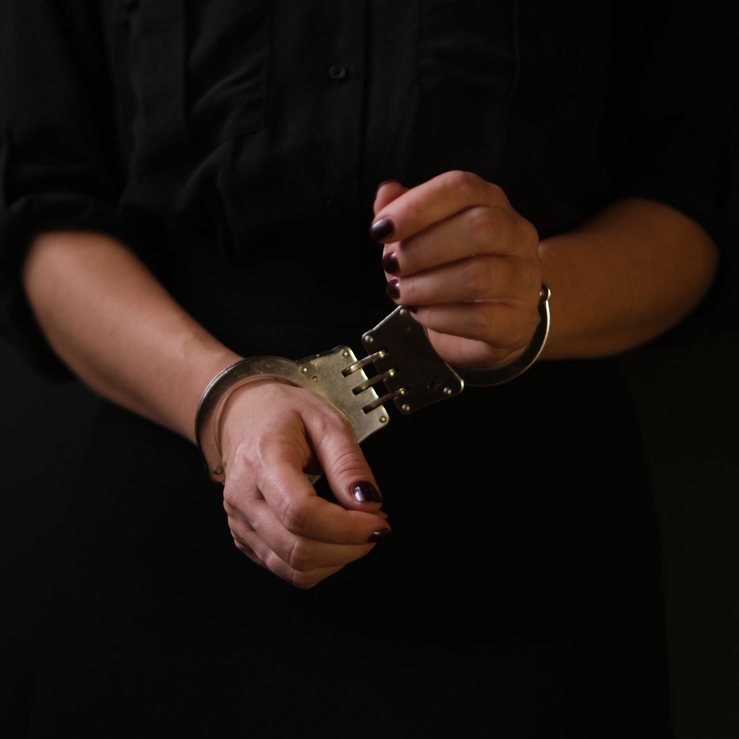 Hinged handcuffs, rigid design with two keys
