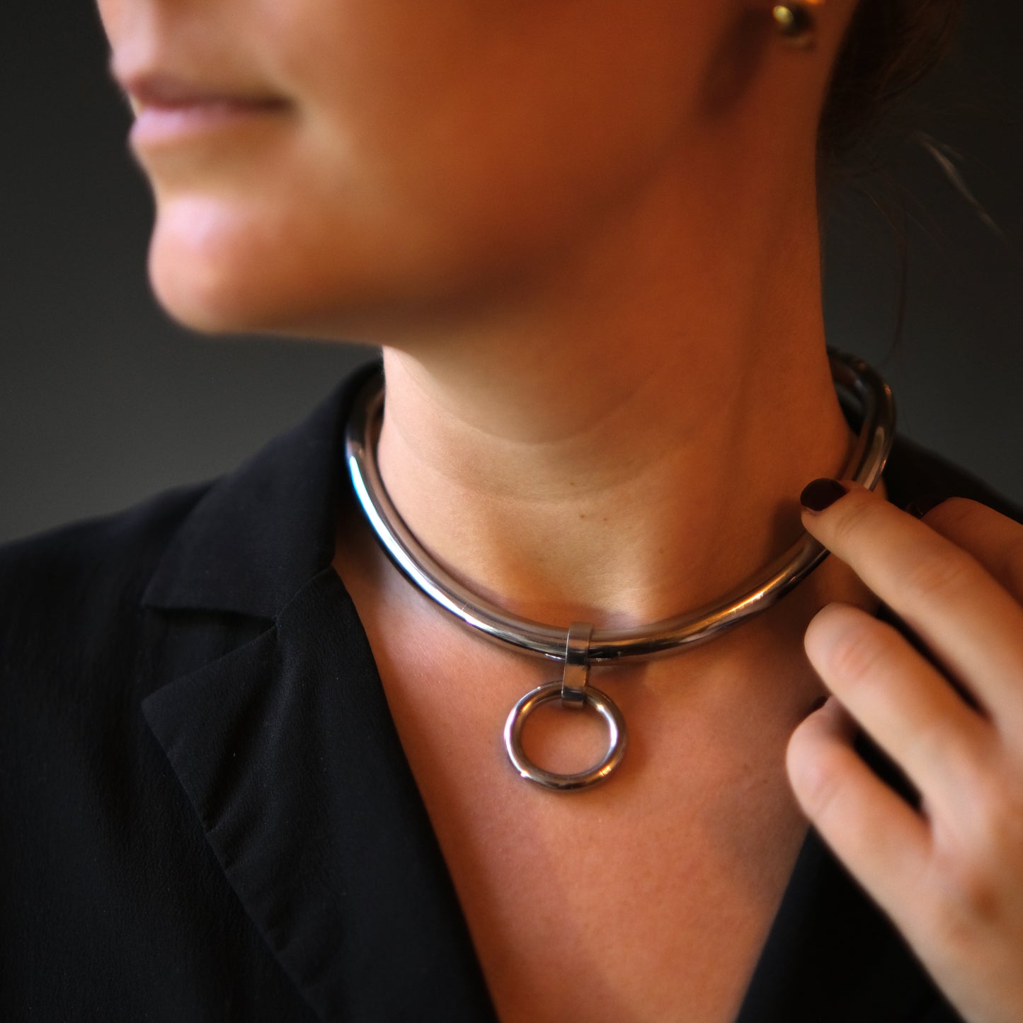 Ergonomically shaped eternity collar with ring and hexagonal key