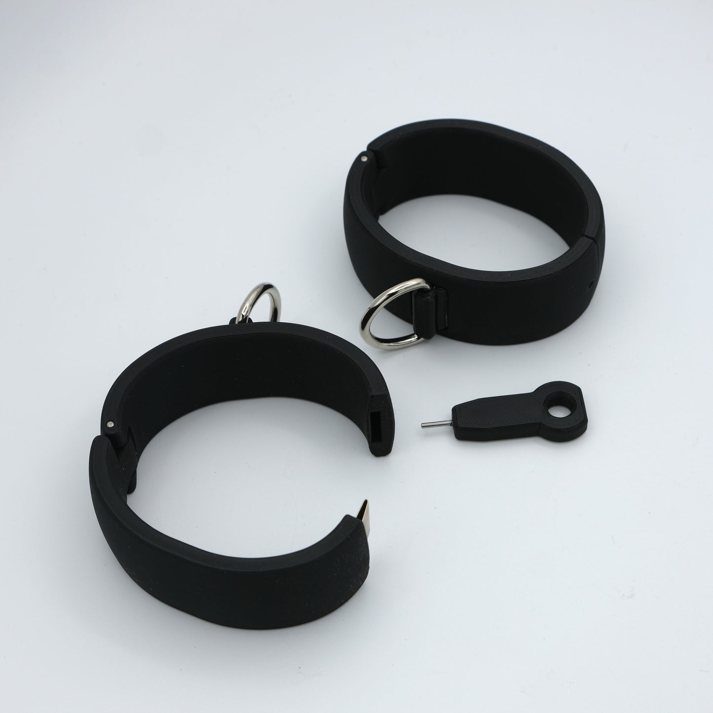 Quick Shackles - breite Handfesseln mit Schnappverschluss und D-Ring