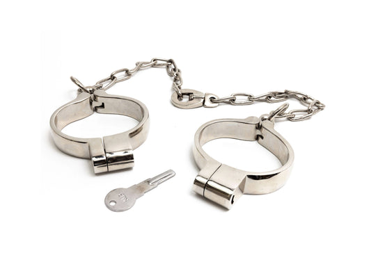 Heavy leg irons with snap lock and connecting chain