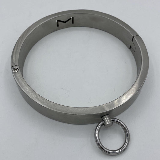 Wide and massive stainless steel collar with ring Circumf.: 34,3cm