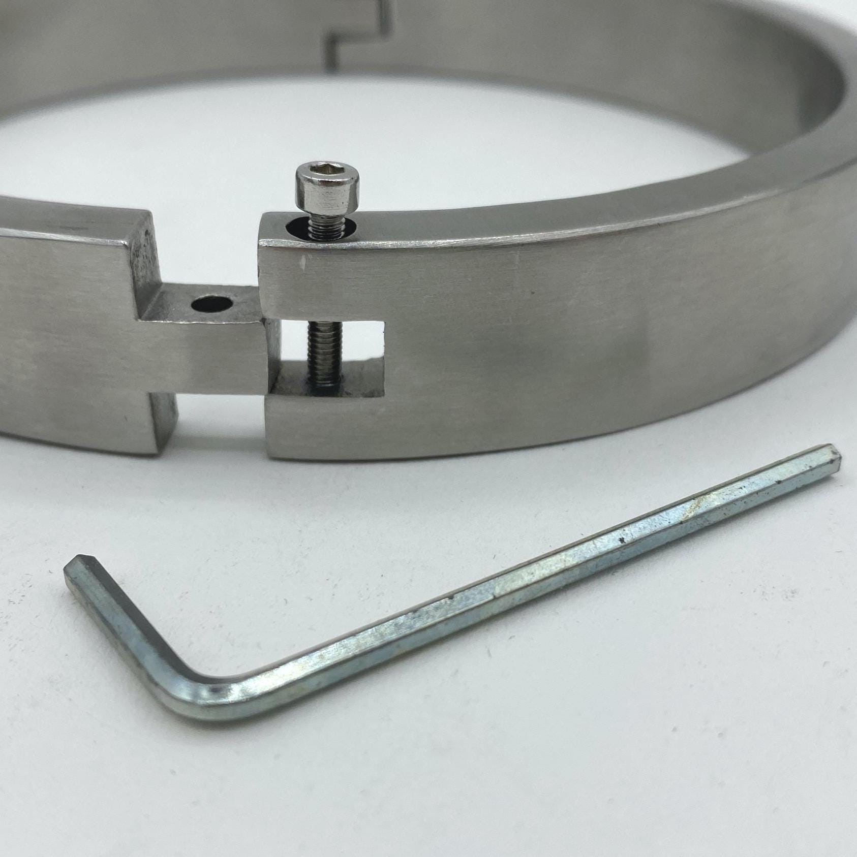Wide and massive stainless steel collar with ring Circumf.: 34,3cm