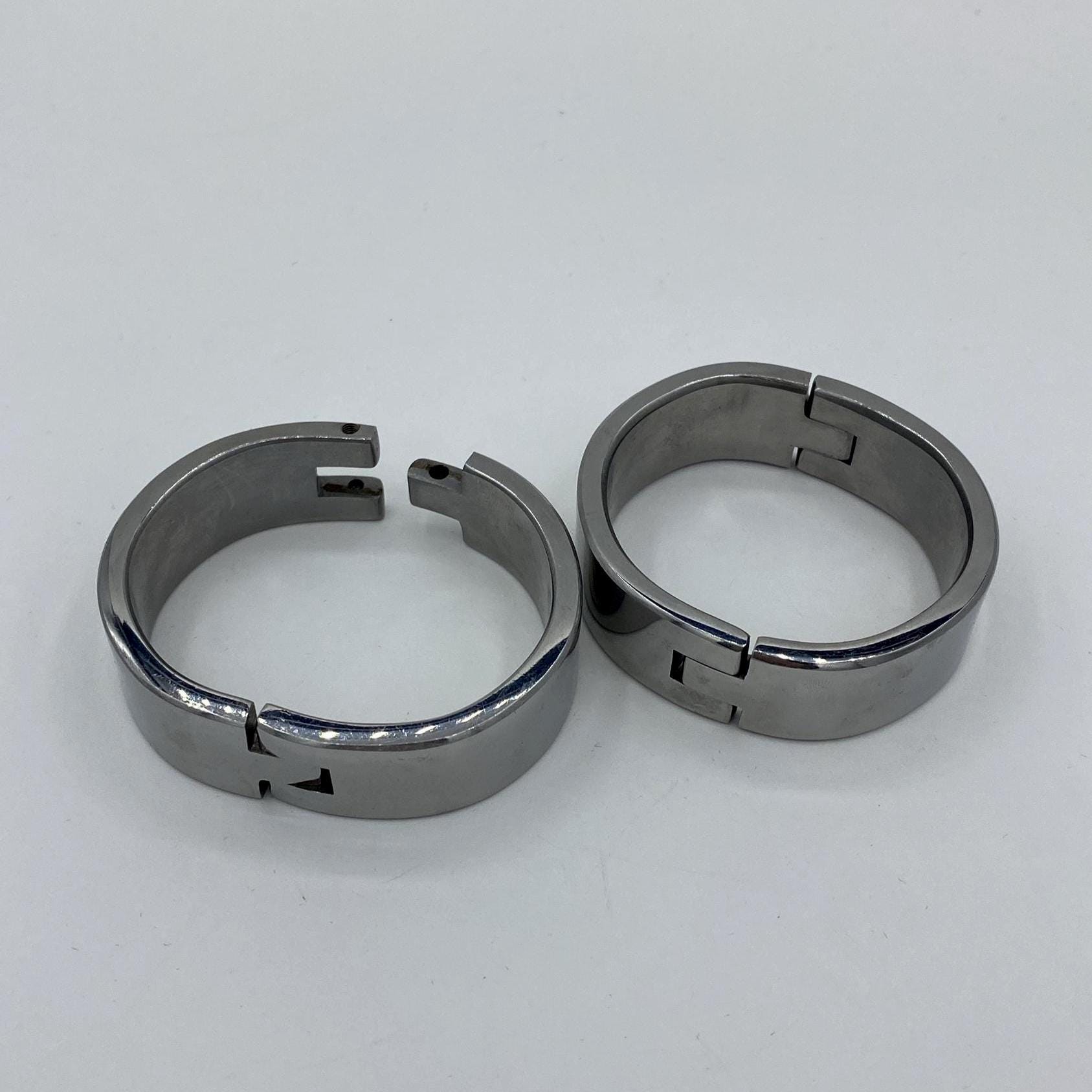 Wide stainless steel cuffs. Ø: 5,3cm x 4,3cm