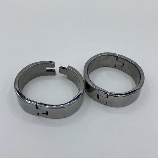 Wide stainless steel cuffs. Ø: 5,3cm x 4,3cm