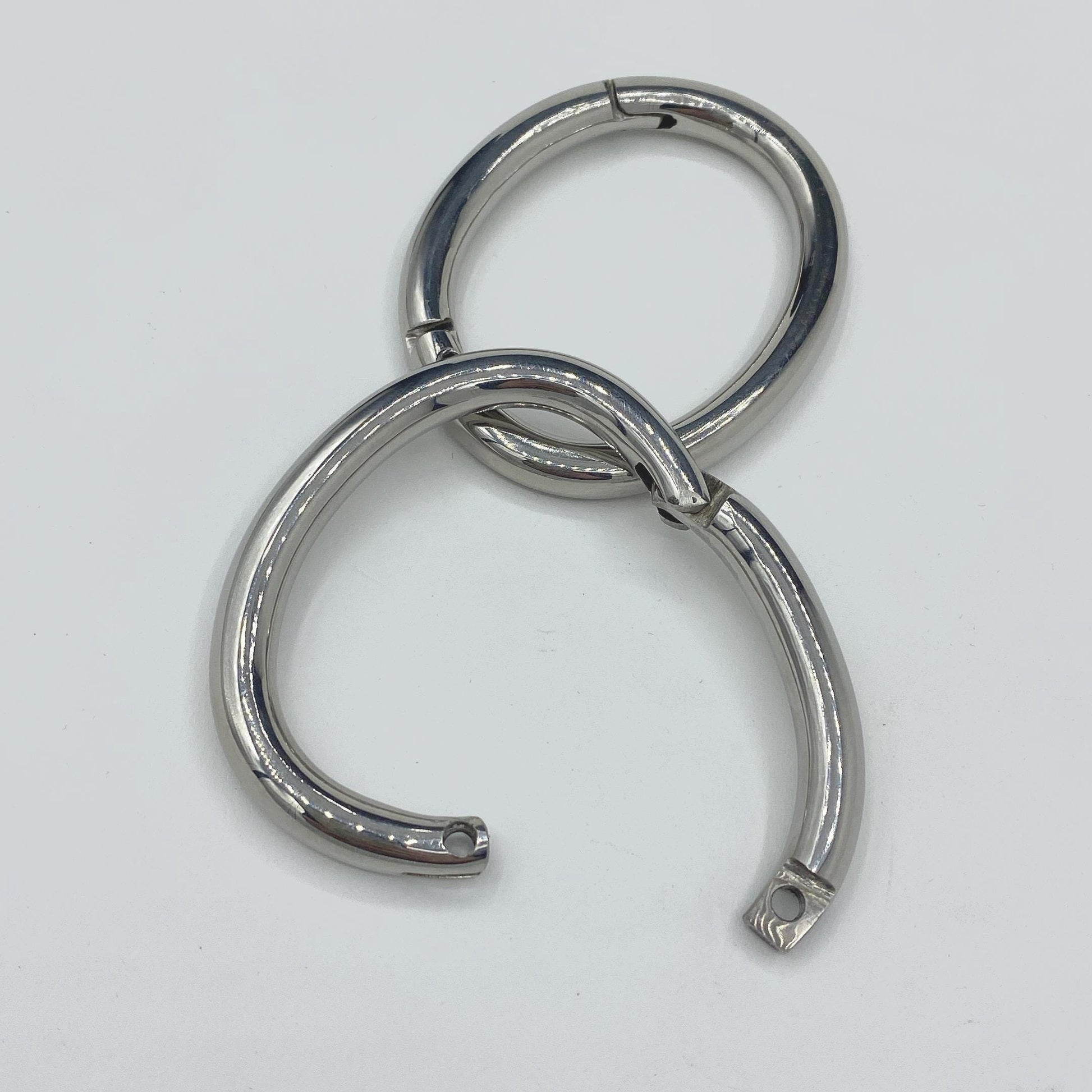 Silver handcuffs. Circumf. 15cm