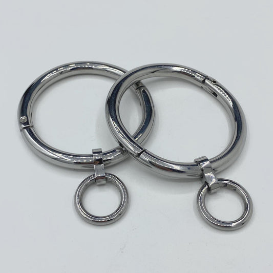 Handcuffs with hanging rings. Circumf. 19,3cm